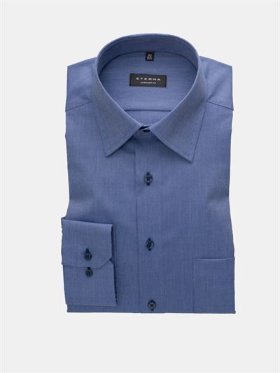 Eterna mørkeblå herreskjorte med ekstra plads i sær til maven. Comfort Fit 3291 19 E18E